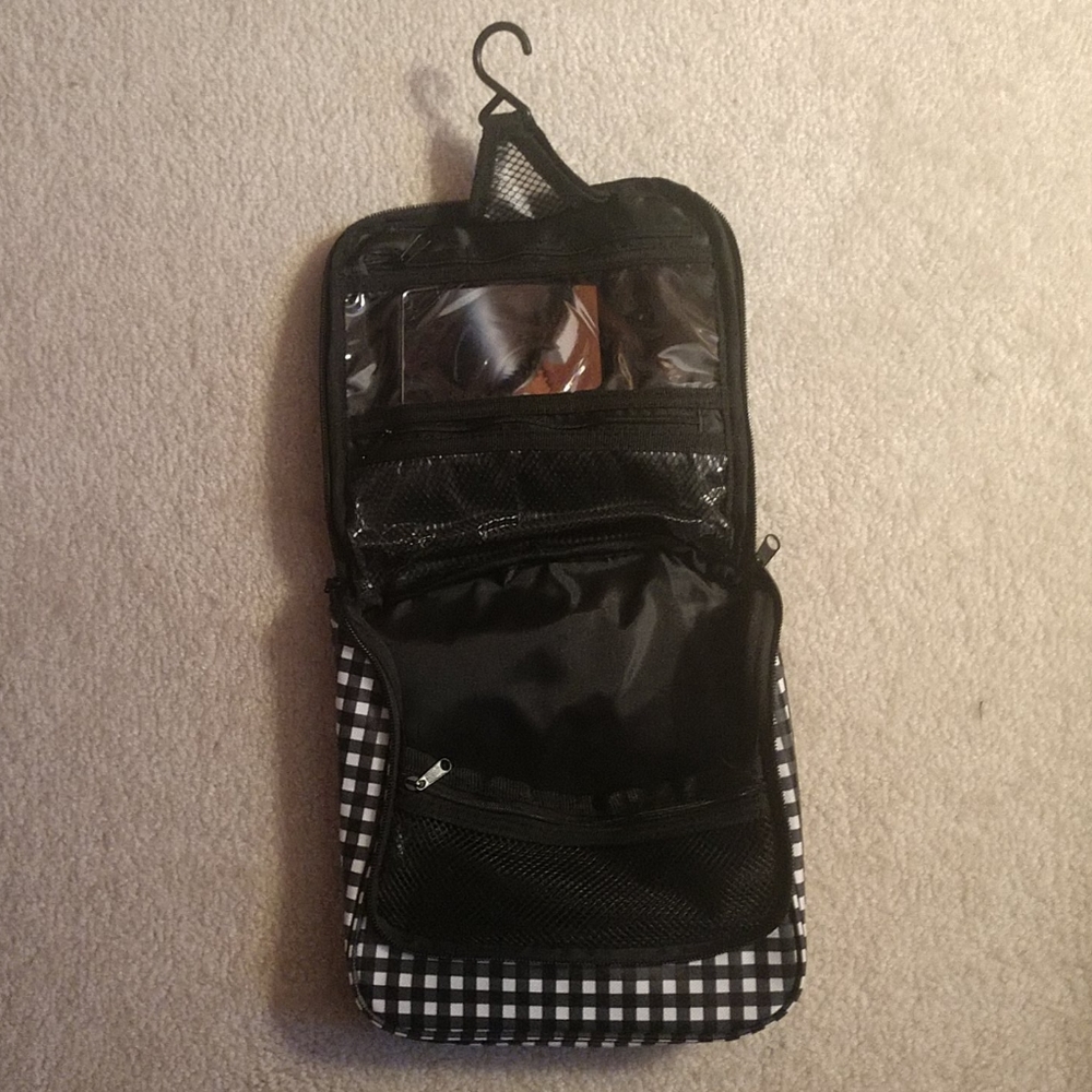 Travel kit bag in black/white check 8.5" square
